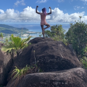 Sheena en équilibre sur l'île de Mahé