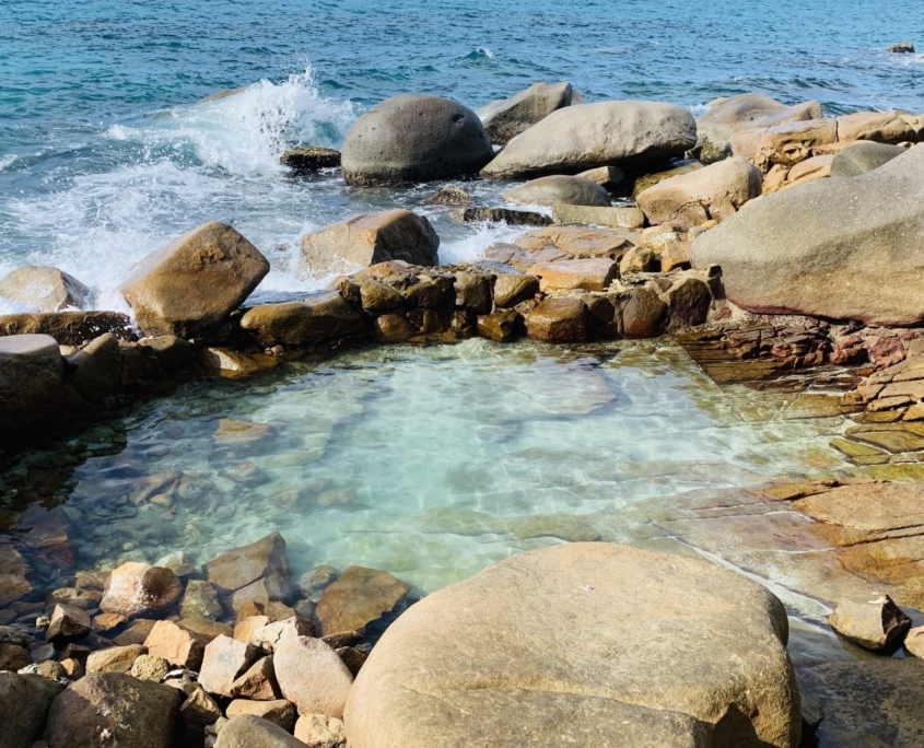 Kis szikla medence a Macabee Seychelle-szigeteken